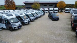 Bild vom Hof mit den Fahrzeugen